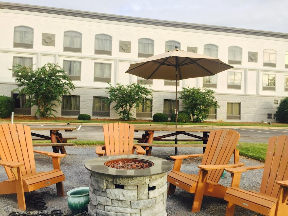 Wingate By Wyndham Montgomery Exterior photo